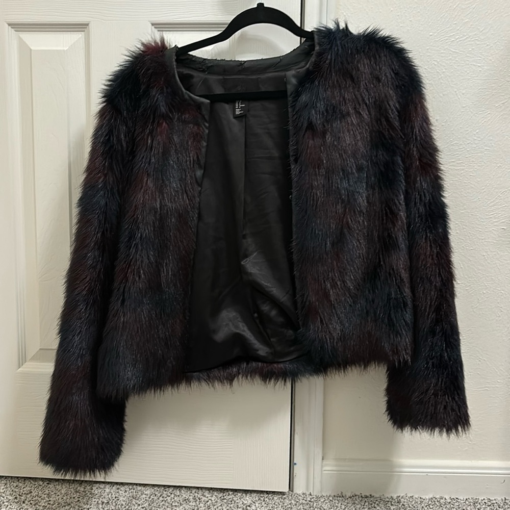 H&M faux fur coat pu leather collar flaking on the top see pics worn once size 8